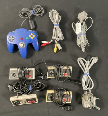 Lot 419 - NINTENDO - A group of loose original Nintendo...