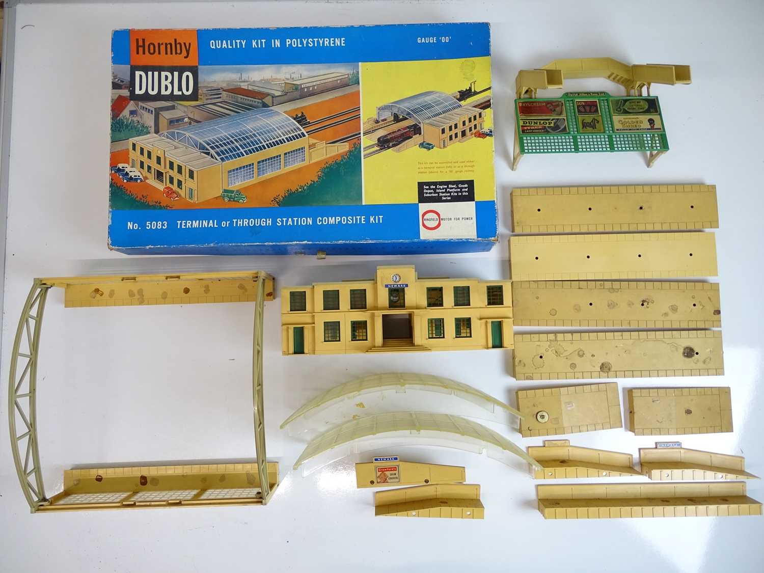 Lot 530 - OO SCALE MODEL RAILWAYS: A HORNBY DUBLO 5083...