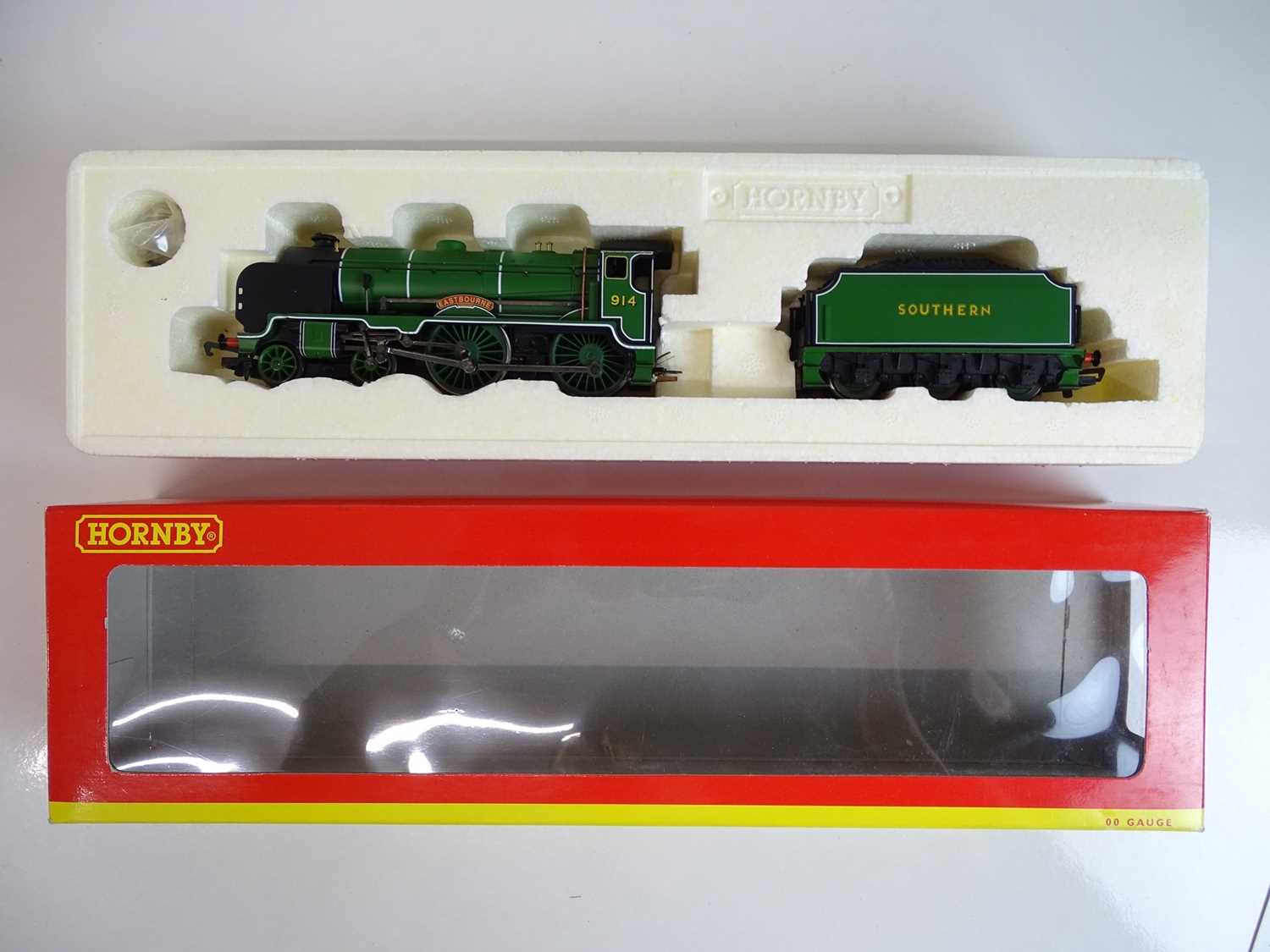 Lot 546 - OO GAUGE MODEL RAILWAYS: A HORNBY R2144...