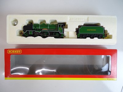 Lot 546 - OO GAUGE MODEL RAILWAYS: A HORNBY R2144...