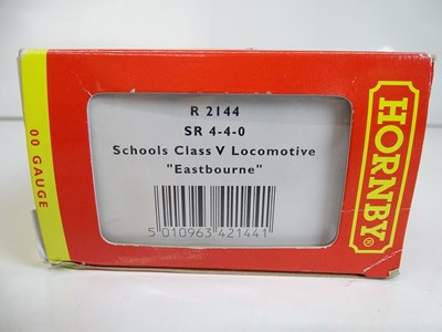 Lot 546 - OO GAUGE MODEL RAILWAYS: A HORNBY R2144...