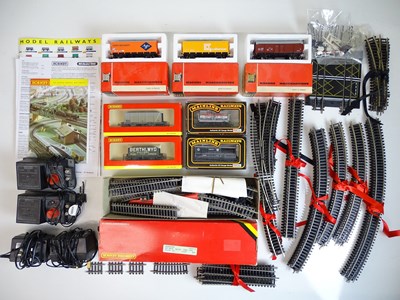 Lot 552 - OO SCALE MODEL RAILWAYS: A group of rolling...