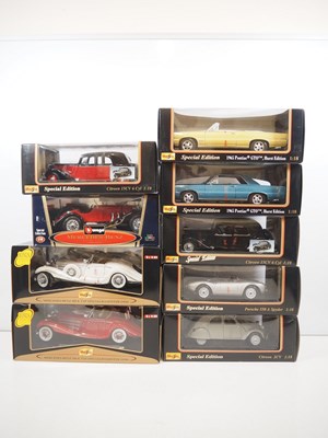 Lot 128 - A large group of 1:18 scale MAISTO diecast...