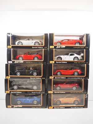 Lot 130 - A large group of 1:18 scale MAISTO diecast...