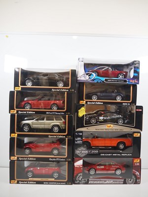 Lot 135 - A large group of 1:18 scale MAISTO diecast...