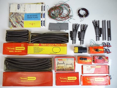 Lot 559 - OO SCALE MODEL RAILWAYS: A large group of...