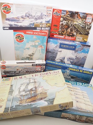 Lot 265 - A group of various scale unbuilt plastic kits...