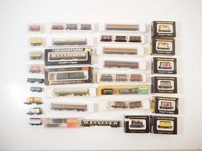 Lot 299 - A mixed group of boxed and unboxed N gauge...