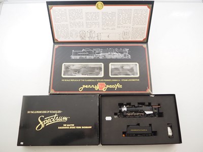 Lot 306 - A pair of SPECTRUM HO gauge American outline...