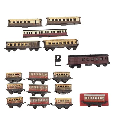 Lot 323 - A group of HORNBY O gauge No 2 special Pullman...