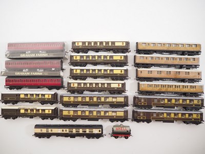 Lot 338 - A group of mostly unboxed OO gauge rolling...