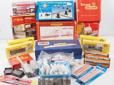 Lot 346 - A quantity of OO gauge model railway...