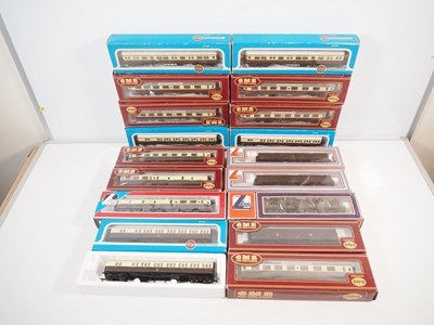 Lot 443 - A group of OO gauge GWR passenger coaches and...