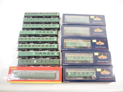 Lot 450 - A group of boxed and unboxed OO gauge Mark 1...