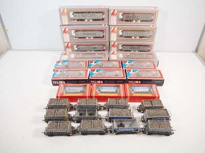 Lot 461 - A large group of OO gauge 4 wheel and bogie...