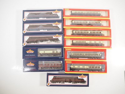 Lot 462 - A mixed group of OO gauge passenger coaches by...