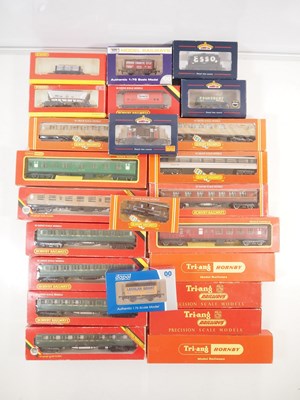 Lot 487 - A group of boxed OO gauge mixed coaches and...