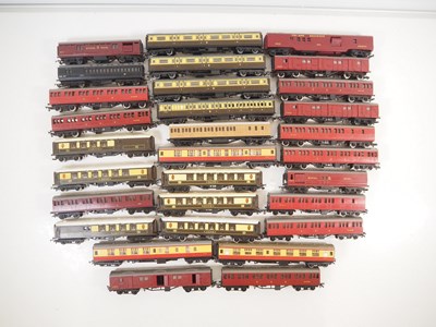 Lot 488 - A group of unboxed OO gauge passenger coaches...