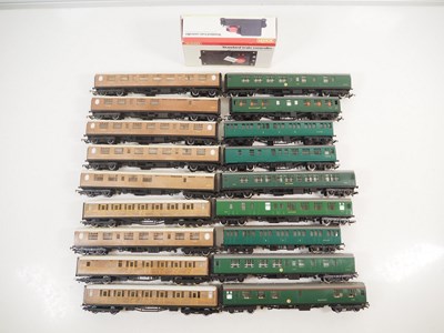 Lot 494 - A group of unboxed OO gauge passenger coaches...