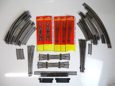 Lot 615 - OO SCALE MODEL RAILWAYS: A quantity of modern...