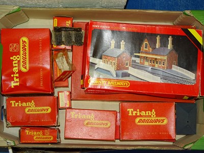 Lot 627 - OO SCALE MODEL RAILWAYS: A crate containing a...