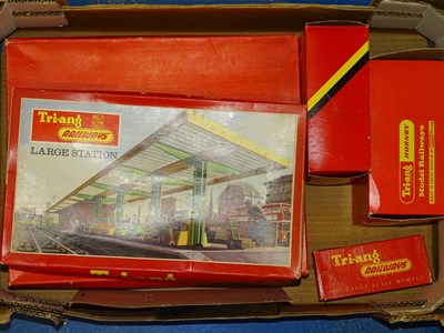 Lot 631 - OO SCALE MODEL RAILWAYS: A group of TRI-ANG /...