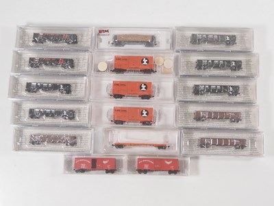 Lot 200 - A mixed group of American Outline N gauge...