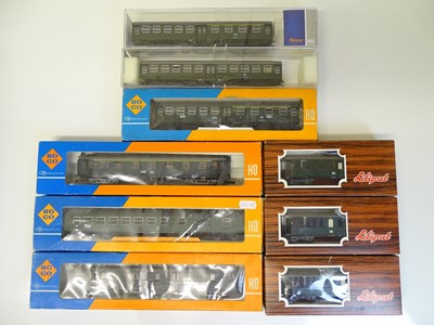 Lot 79 - HO SCALE MODEL RAILWAYS: A group of German...