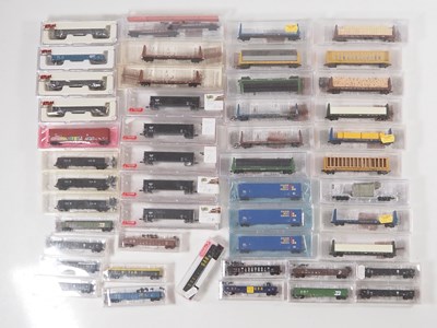 Lot 230 - A group of American Outline N gauge Gondolas...