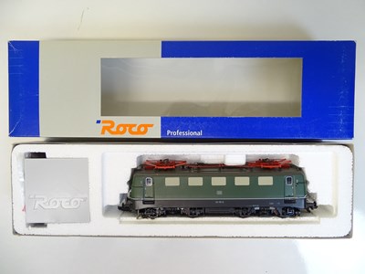 Lot 83 - HO SCALE MODEL RAILWAYS: A ROCO 63815 German...