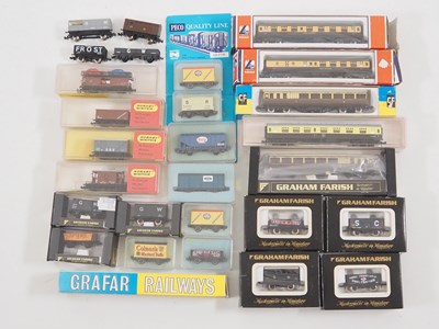 Lot 279 - A group of mostly boxed N gauge wagons and...