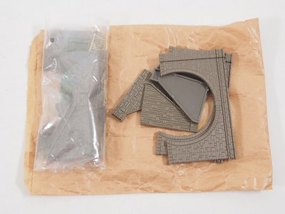 Lot 281 - A quantity of N gauge building kits, scenery...