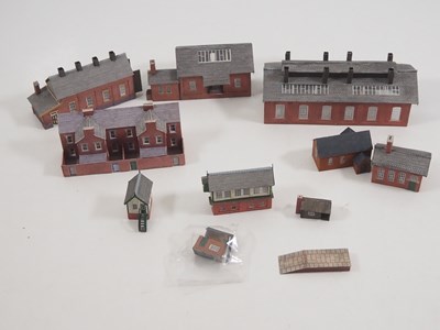Lot 281 - A quantity of N gauge building kits, scenery...