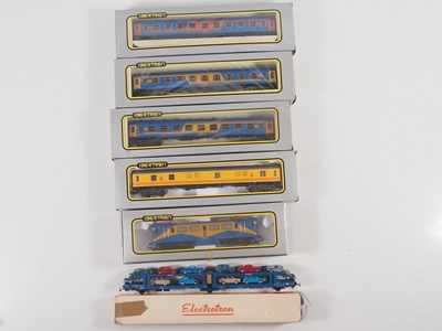 Lot 302 - A group of HO gauge Spanish Outline rolling...