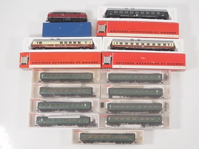 Lot 311 - A group of HO gauge rolling stock comprising...