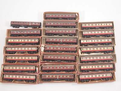 Lot 335 - A group of boxed and unboxed TRIX TWIN OO/HO...