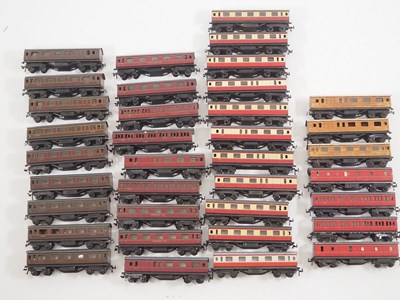 Lot 348 - A group of unboxed TRIX TWIN OO/HO gauge short...