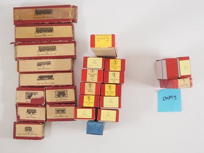 Lot 367 - A quantity of TRIX TWIN OO/HO gauge boxed...