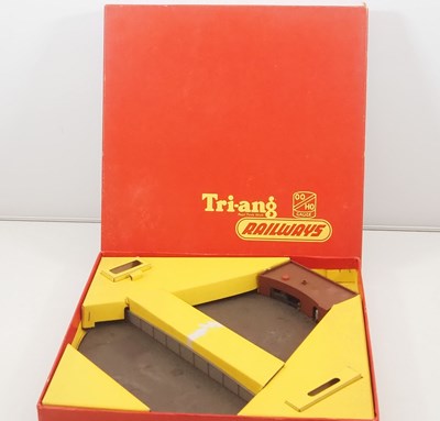 Lot 396 - A pair of boxed TRI-ANG / HORNBY turntables...