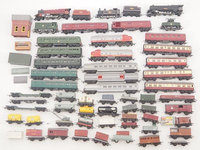 Lot 398 - A large quantity of unboxed OO gauge...