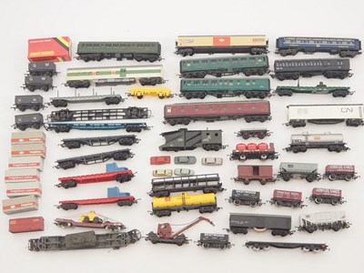 Lot 399 - A large group of unboxed OO gauge rolling...