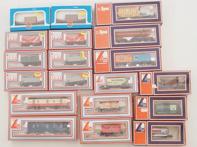 Lot 400 - A group of boxed OO gauge wagons and vans by...