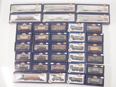 Lot 403 - A group of BACHMANN OO gauge wagons - VG/E in...