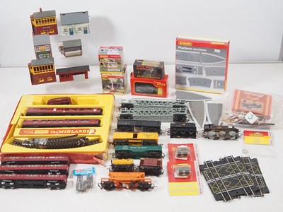 Lot 411 - A group of OO gauge boxed and unboxed rolling...