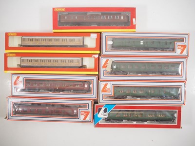 Lot 417 - A mixed group of OO gauge passenger coaches by...