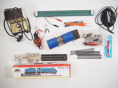 Lot 428 - A group of OO gauge accessories comprising a...