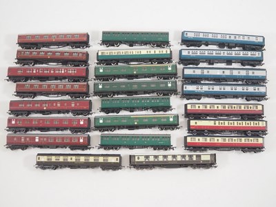 Lot 451 - A group of unboxed OO gauge passenger coaches...