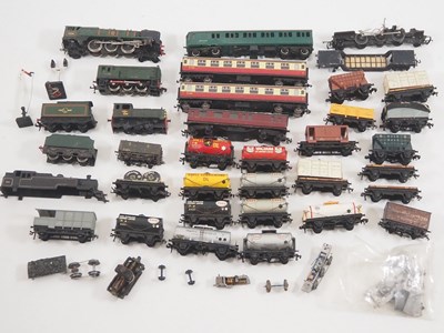 Lot 454 - A group of unboxed OO gauge model railway...