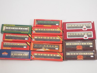 Lot 467 - A group of mixed OO gauge passenger coaches by...