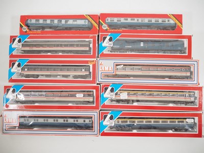 Lot 477 - A group of OO gauge passenger coaches and...